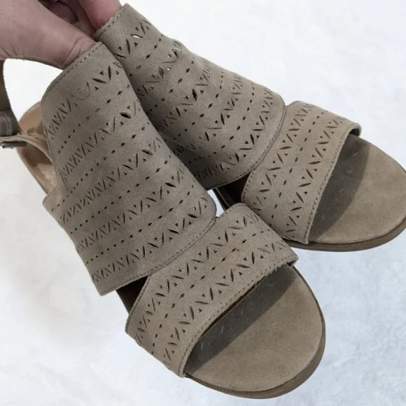 Seychelles Bora Tan Perforated Laser Cut Ankle Strap Chunky Block Heel Sandals - Picture 13 of 14